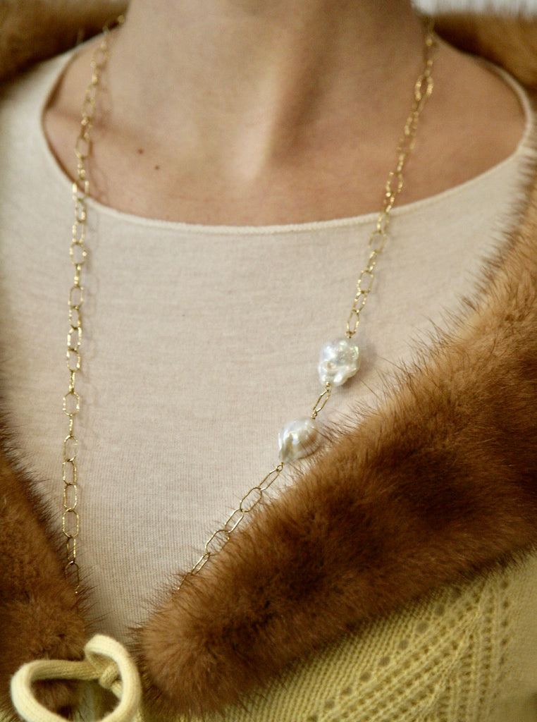MOON DROPS - Femminity and harmony - Golden silver rectangular chain and baroque pearl - [18DELPERO]