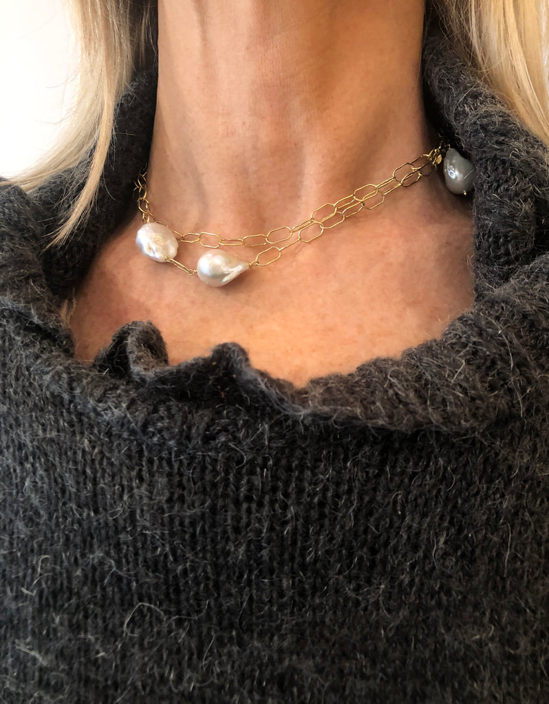 MOON DROPS - Femminity and harmony - Golden silver rectangular chain and baroque pearl - [18DELPERO]