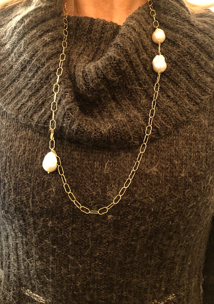 MOON DROPS - Femminity and harmony - Golden silver rectangular chain and baroque pearl - [18DELPERO]