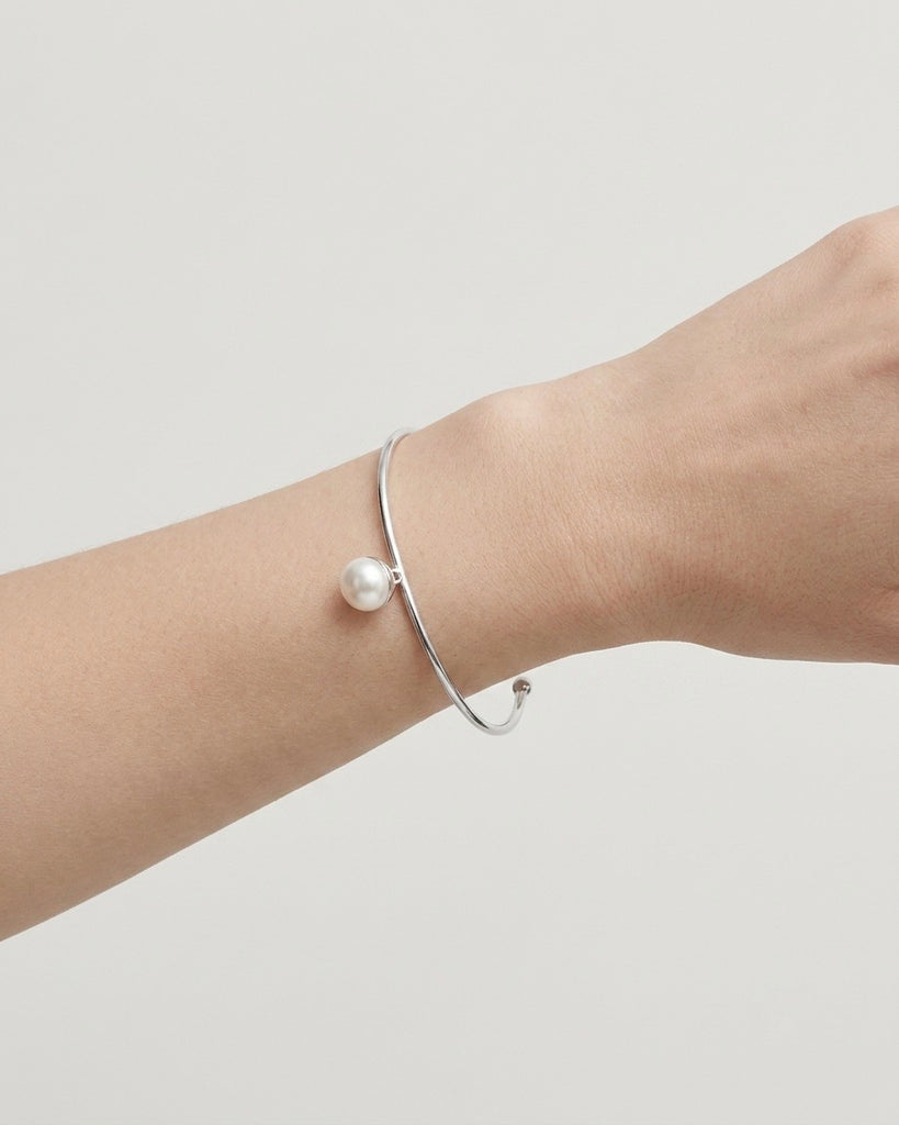 THE MOON bracelet - sterlig silver adjustable bracelet with fresh water pearl pendent - [18DELPERO]