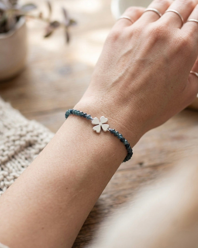 PETAL FOUR – Four-Leaf Clover Bracelet in Sterling Silver & Green Tourmaline | Handmade Crochet - [18DELPERO]